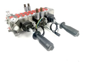 Rozdzielacz 8 sekcyjny. przyczepy leśne 70 l/min (2 sekcje krzyżowe z elektrycznymi joystickami oraz 2 dźwignie do podpór)